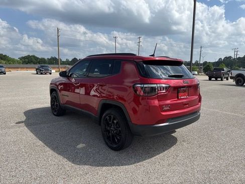 Used 2025 Jeep Compass Latitude w/ Altitude Special Edition AWD/4WD image 5