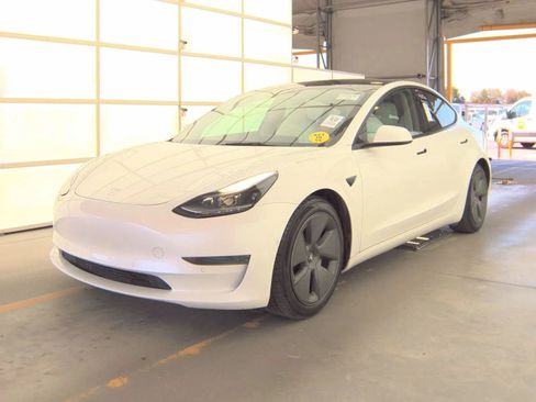 Used 2021 Tesla Model 3 Standard Range Plus image 1