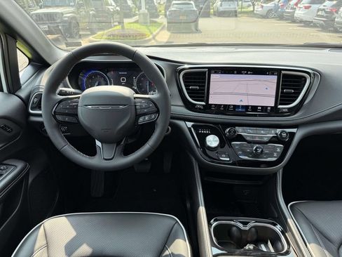 New 2027 Chrysler Pacifica Limited w/ Family Tech Group AWD/4WD image 19
