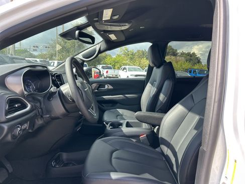 New 2026 Chrysler Pacifica Select image 22