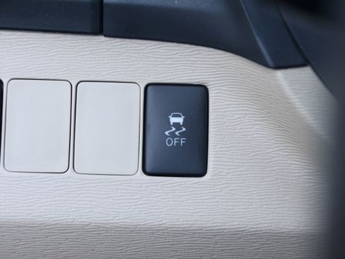 Used 2013 Toyota Venza LE w/ LE Convenience Pkg image 16