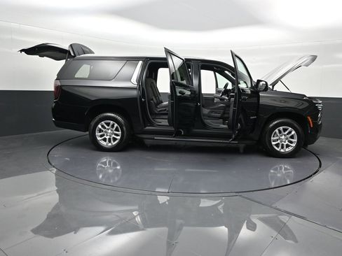 Used 2025 Chevrolet Suburban LT image 37