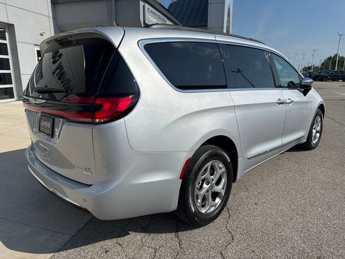 Used 2023 Chrysler Pacifica Limited AWD/4WD image 5