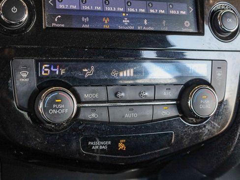 Used 2018 Nissan Rogue SV image 16