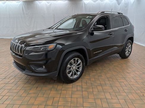 Used 2019 Jeep Cherokee Latitude Plus w/ Cold Weather Group AWD/4WD image 3