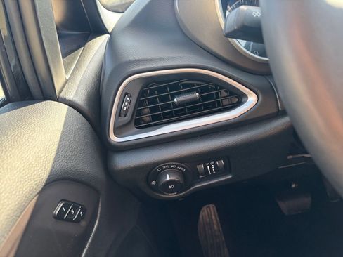 Used 2025 Chrysler Pacifica Select image 37