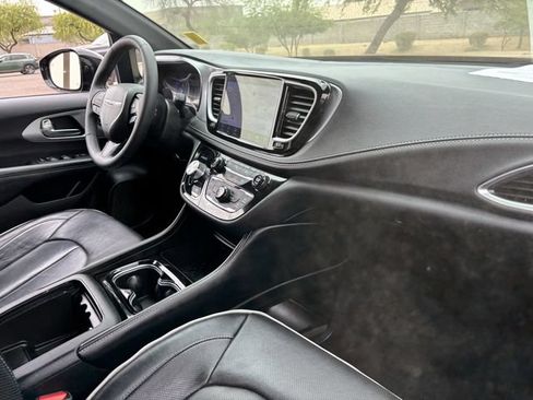Used 2025 Chrysler Pacifica Limited FWD image 12