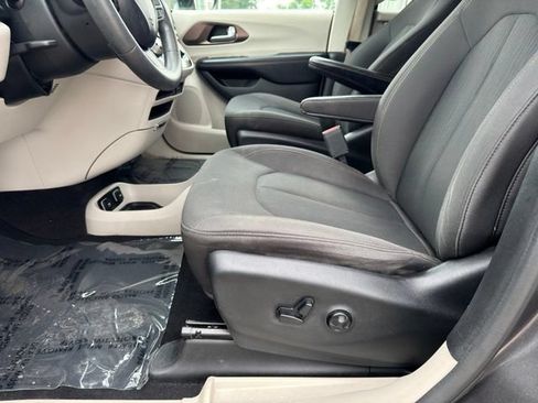 Used 2017 Chrysler Pacifica Touring FWD image 5