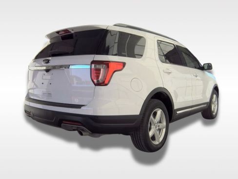 Used 2018 Ford Explorer XLT FWD image 4