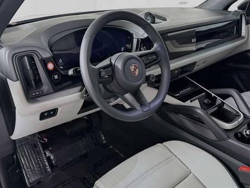 Used 2025 Porsche Cayenne image 4