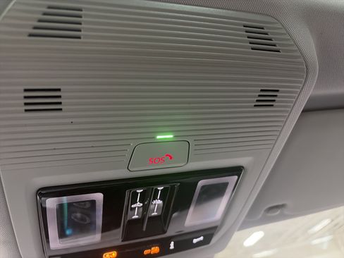 Certified 2025 Volkswagen Tiguan SE image 23