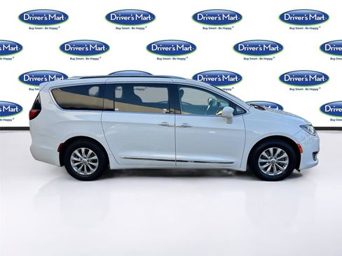 Used 2018 Chrysler Pacifica Touring-L image 8