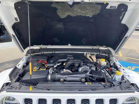 Used 2018 Jeep Wrangler Unlimited Sahara AWD/4WD image 6