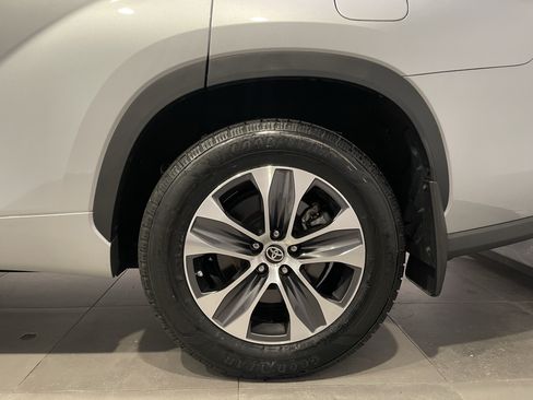 Used 2023 Toyota Highlander XLE AWD/4WD image 8