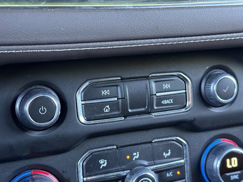 Used 2024 Chevrolet Suburban LT image 32