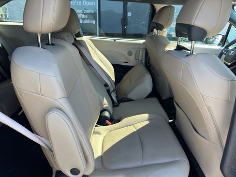 Used 2022 Toyota Sienna XLE FWD image 14