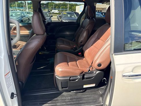 Used 2015 Toyota Sienna Limited Premium FWD image 11