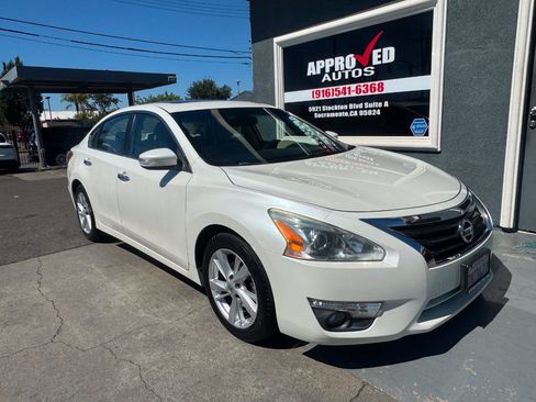 Used 2015 Nissan Altima 2.5 SV w/ Convenience Package FWD image 1