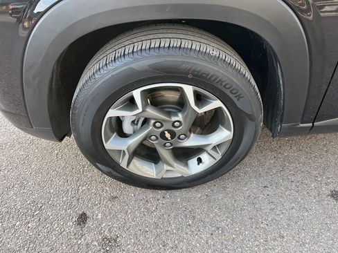 Used 2025 Chevrolet Trax LT w/ LT Convenience Package image 18