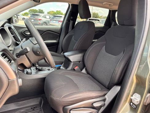Used 2021 Jeep Cherokee Latitude w/ Mopar Interior Package AWD/4WD image 23