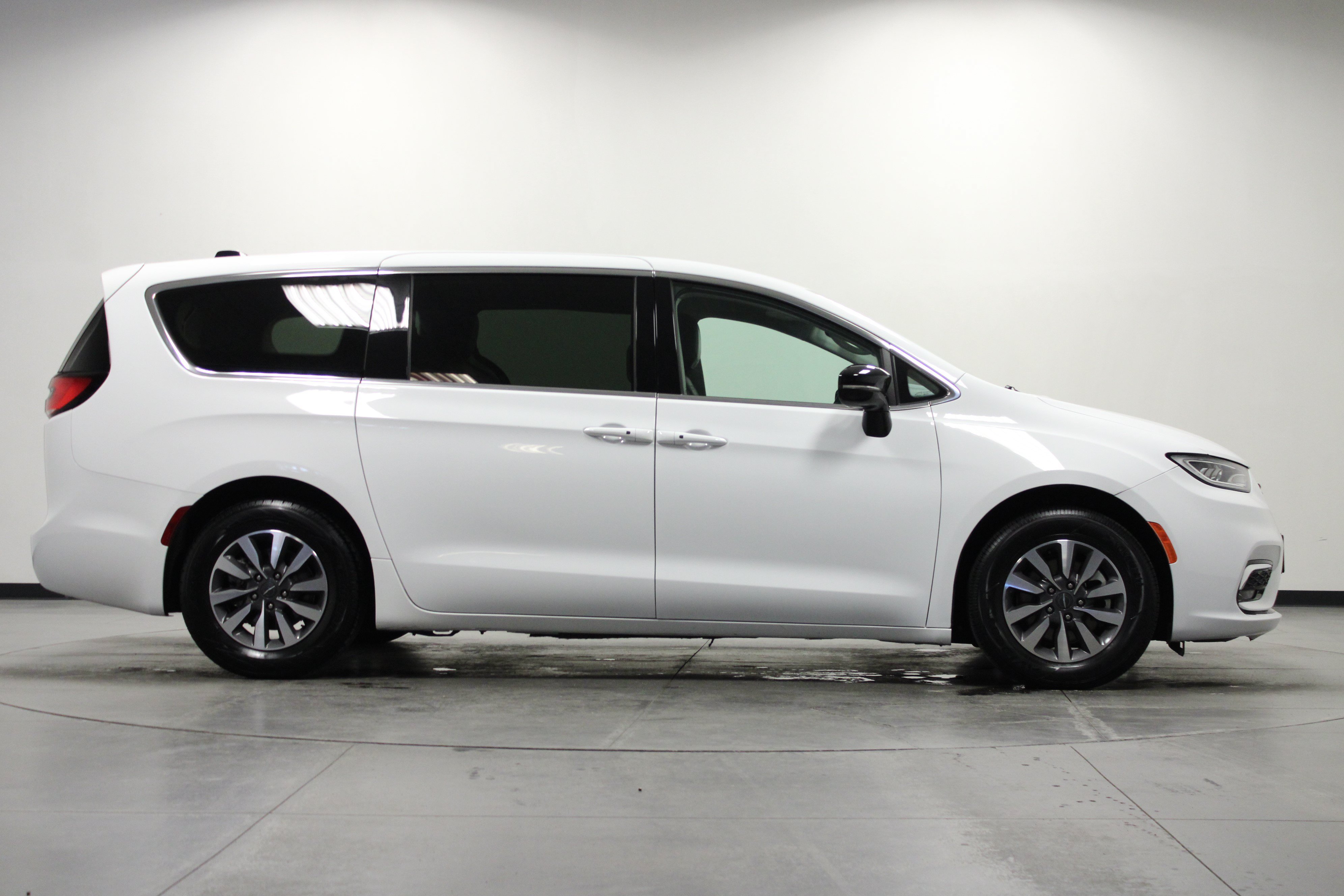 Used 2024 Chrysler Pacifica Limited FWD image 3