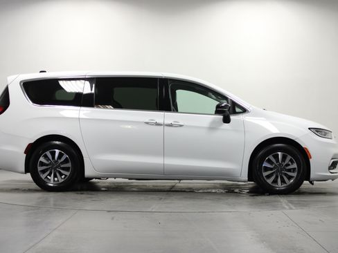 Used 2024 Chrysler Pacifica Limited FWD image 3