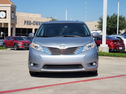 Used 2017 Toyota Sienna XLE Premium image 2