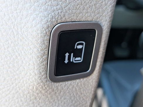 Used 2024 Chrysler Pacifica Touring-L FWD image 16