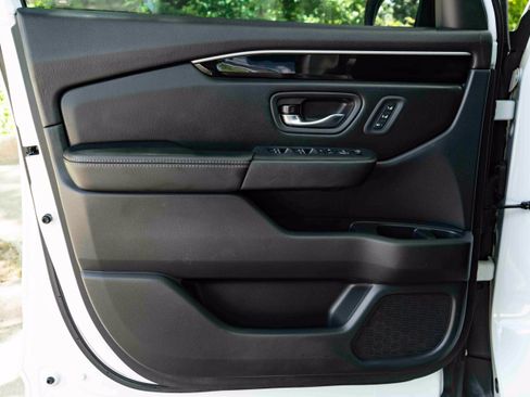 Used 2023 Honda Pilot Touring image 37