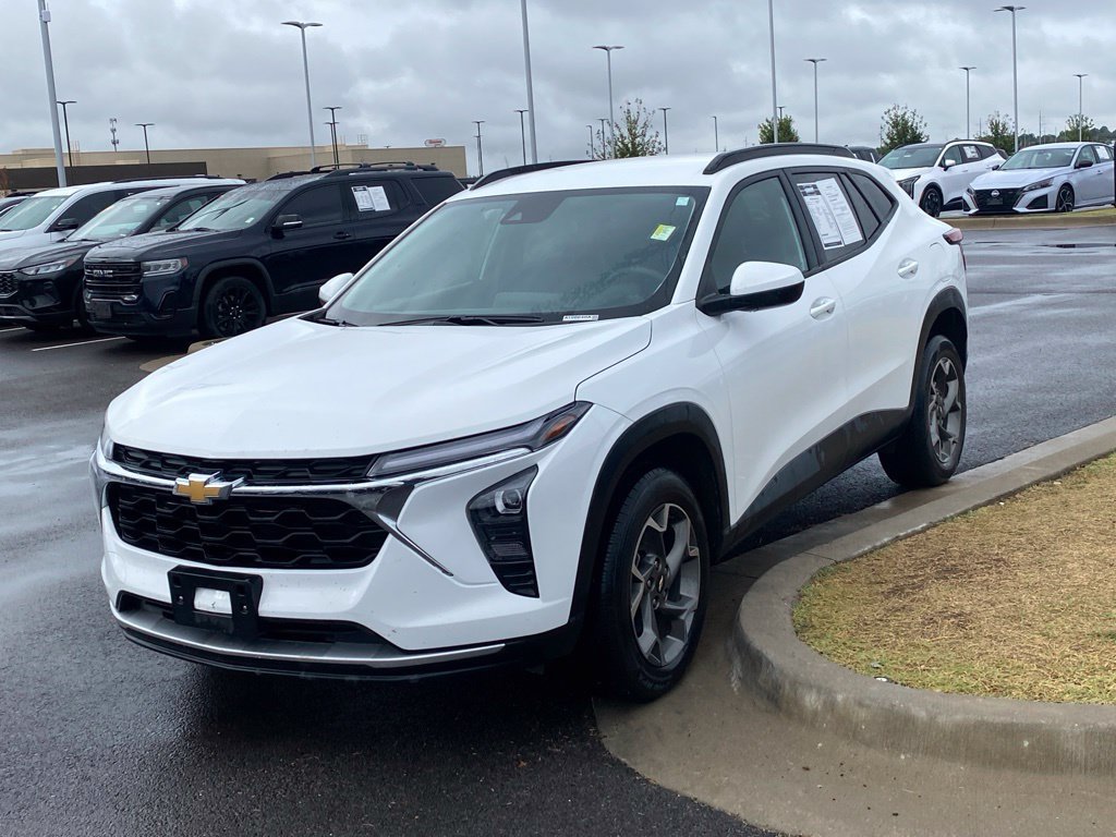 Used 2025 Chevrolet Trax LT FWD image 3