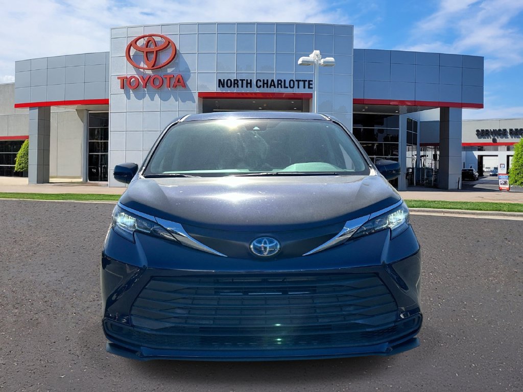 Used 2022 Toyota Sienna LE AWD/4WD image 3