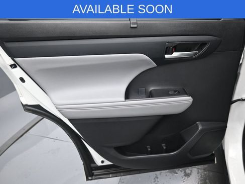Used 2021 Toyota Highlander XLE AWD/4WD image 29