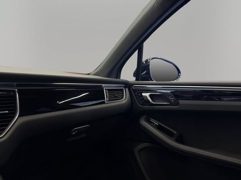 Used 2018 Porsche Macan AWD/4WD image 26