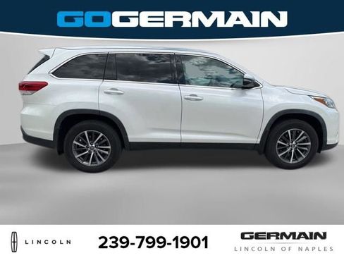 Used 2019 Toyota Highlander XLE w/ Carpet Mat Package (TMS) AWD/4WD image 8