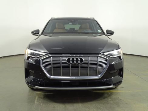 Used 2019 Audi e-tron Prestige w/ Prestige Package image 5