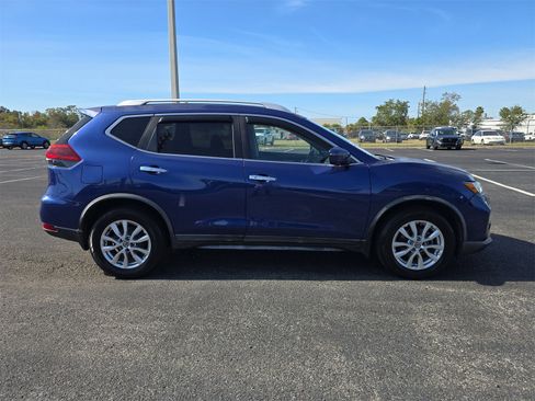 Used 2018 Nissan Rogue SV w/ Premium Package image 3