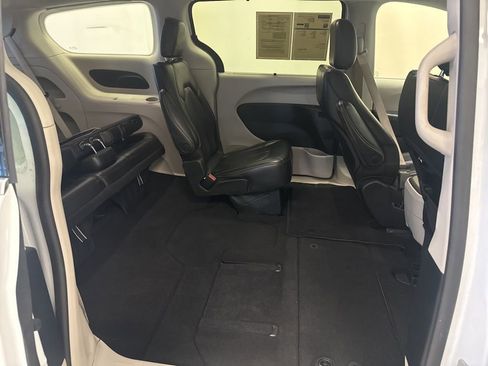 Used 2023 Chrysler Pacifica Touring-L image 17