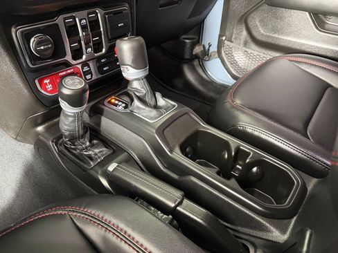 Used 2024 Jeep Wrangler Unlimited Rubicon AWD/4WD image 15