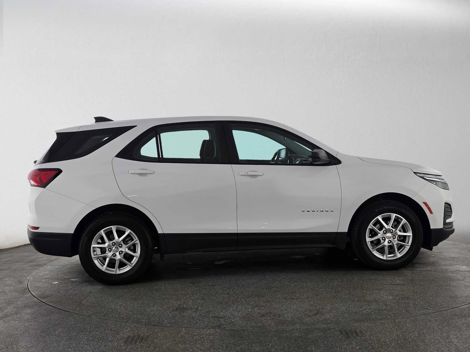 Used 2023 Chevrolet Equinox LS FWD image 2