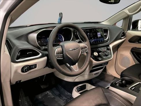 Used 2024 Chrysler Pacifica Limited FWD image 14
