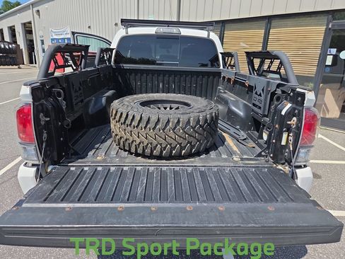 Used 2017 Toyota Tacoma TRD Off-Road AWD/4WD image 19