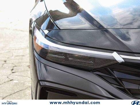 New 2025 Hyundai Elantra Limited FWD image 10