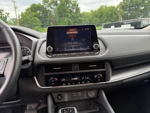Used 2025 Nissan Rogue SV FWD image 17