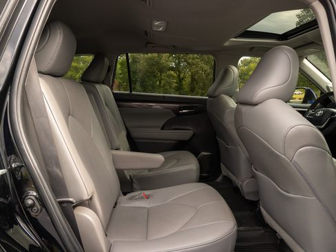 Used 2023 Toyota Highlander Limited FWD image 20