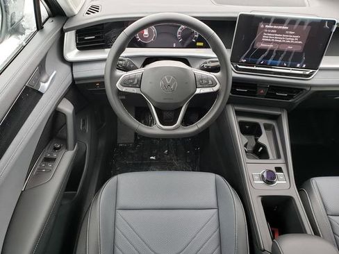 New 2026 Volkswagen Tiguan SE FWD image 9