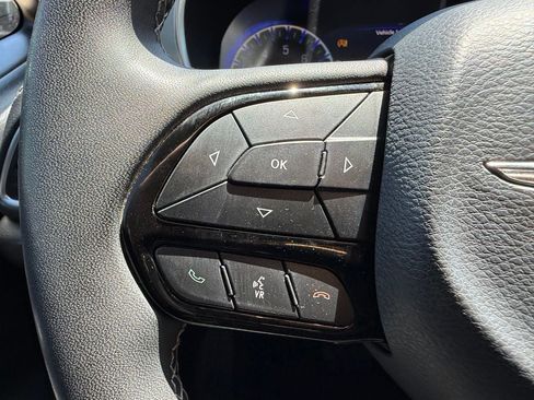 Used 2025 Chrysler Pacifica Limited FWD image 16