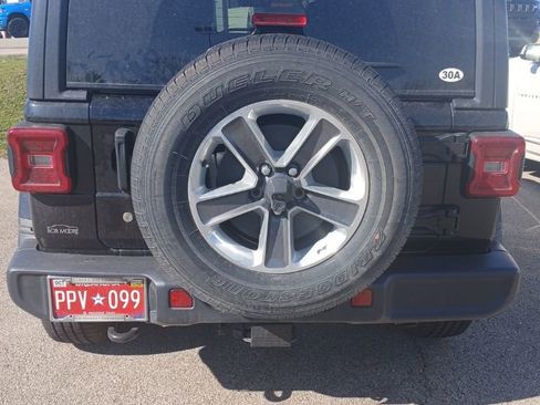 Used 2019 Jeep Wrangler Unlimited Sahara AWD/4WD image 3