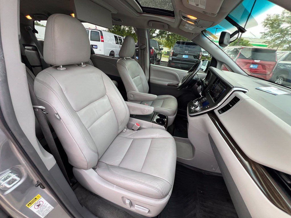 Used 2017 Toyota Sienna FWD image 29