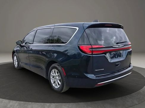 Used 2023 Chrysler Pacifica Touring-L FWD image 5