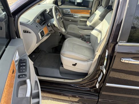 Used 2010 Chrysler Town & Country Limited image 12